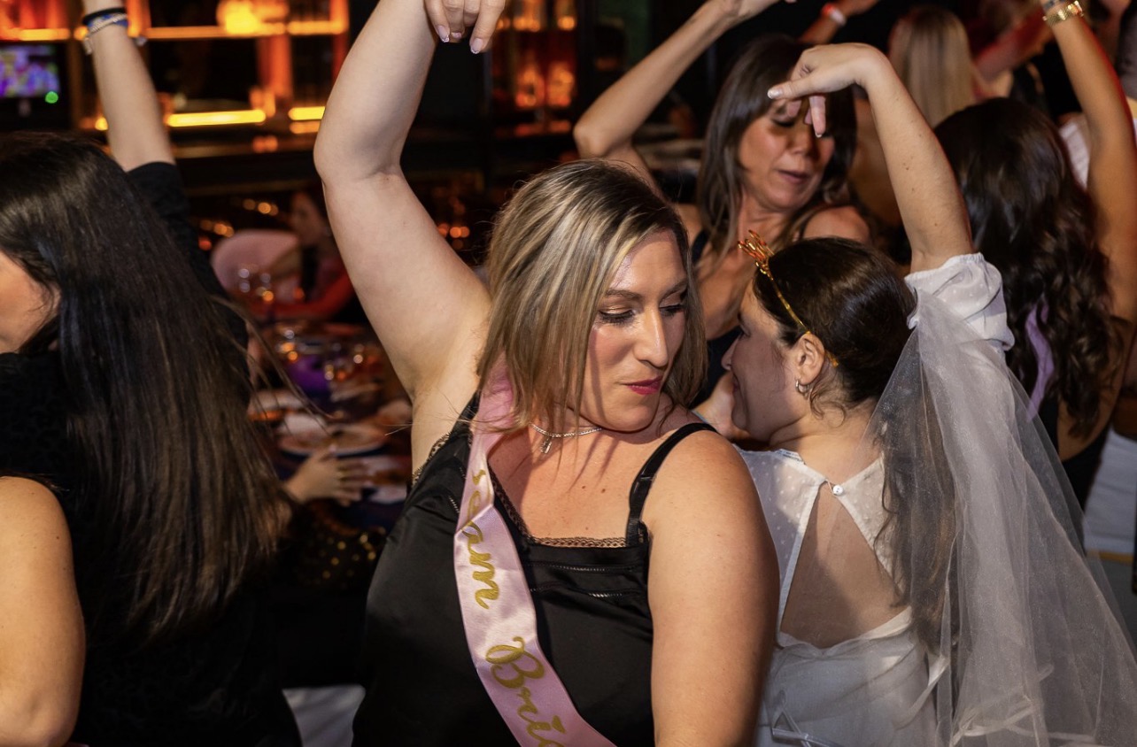 Cenas temáticas para despedidas en Sevilla con show, drag queen y animación
